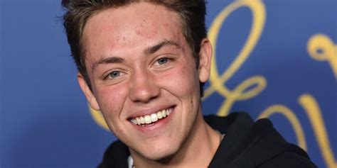 Ethan Cutkosky: Early Life, Net Worth & Girlfriends